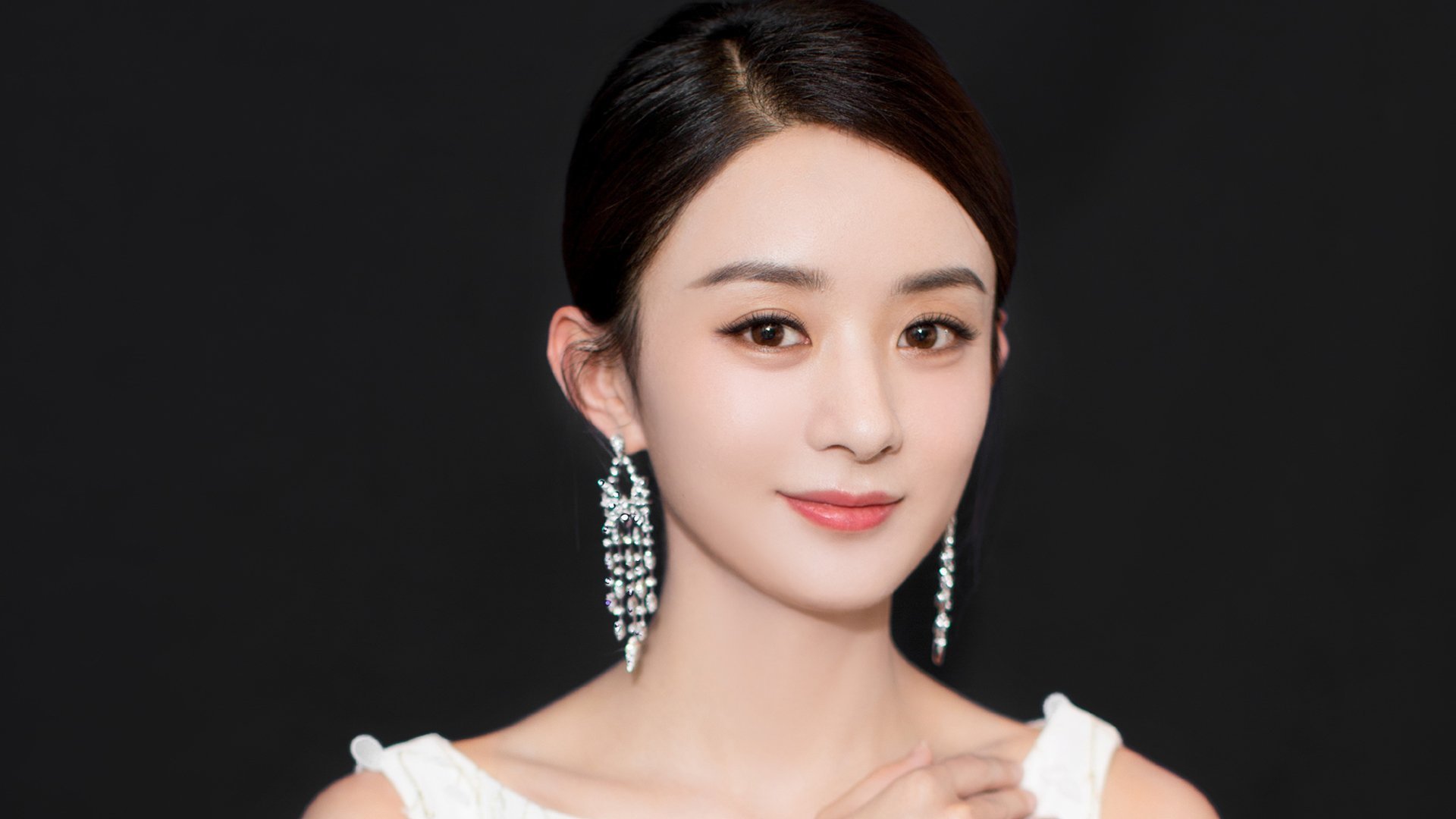 熊猫TV-女足比赛中，中国队员赵某连入两球，中国女足被球迷们亲切地称为